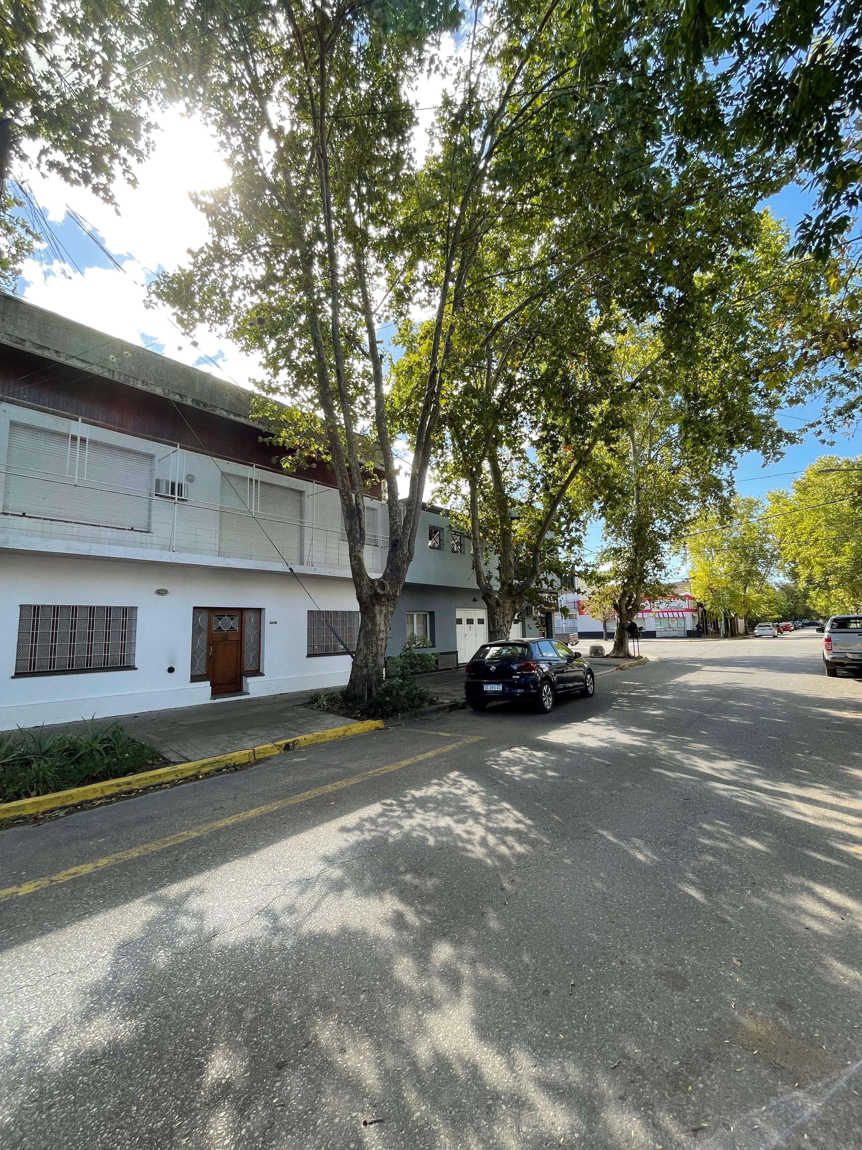 Casa de 2 pisos en el centro de la ciudad